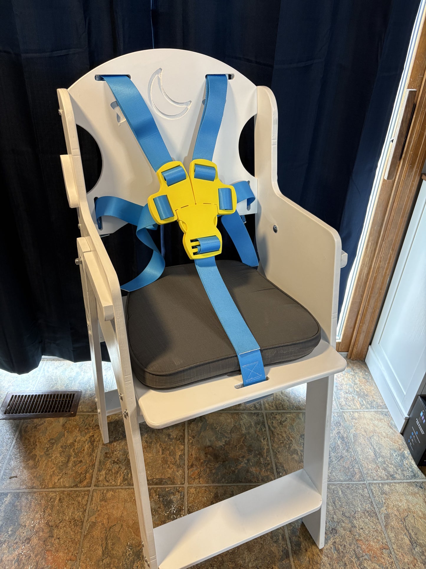 🐻 The Cub Den Adult Highchair